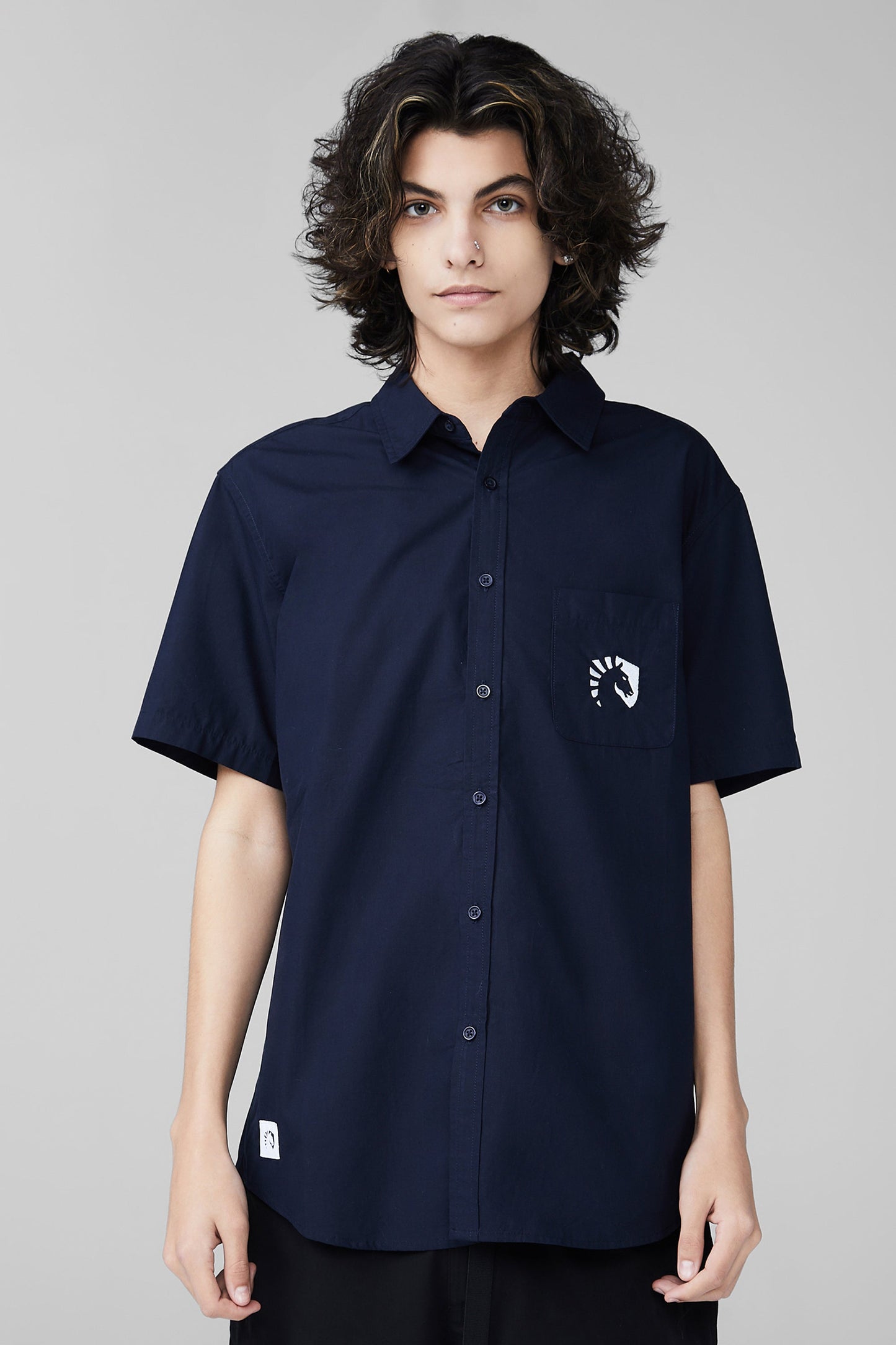CREST SHORT SLEEVE BUTTON UP SHIRT