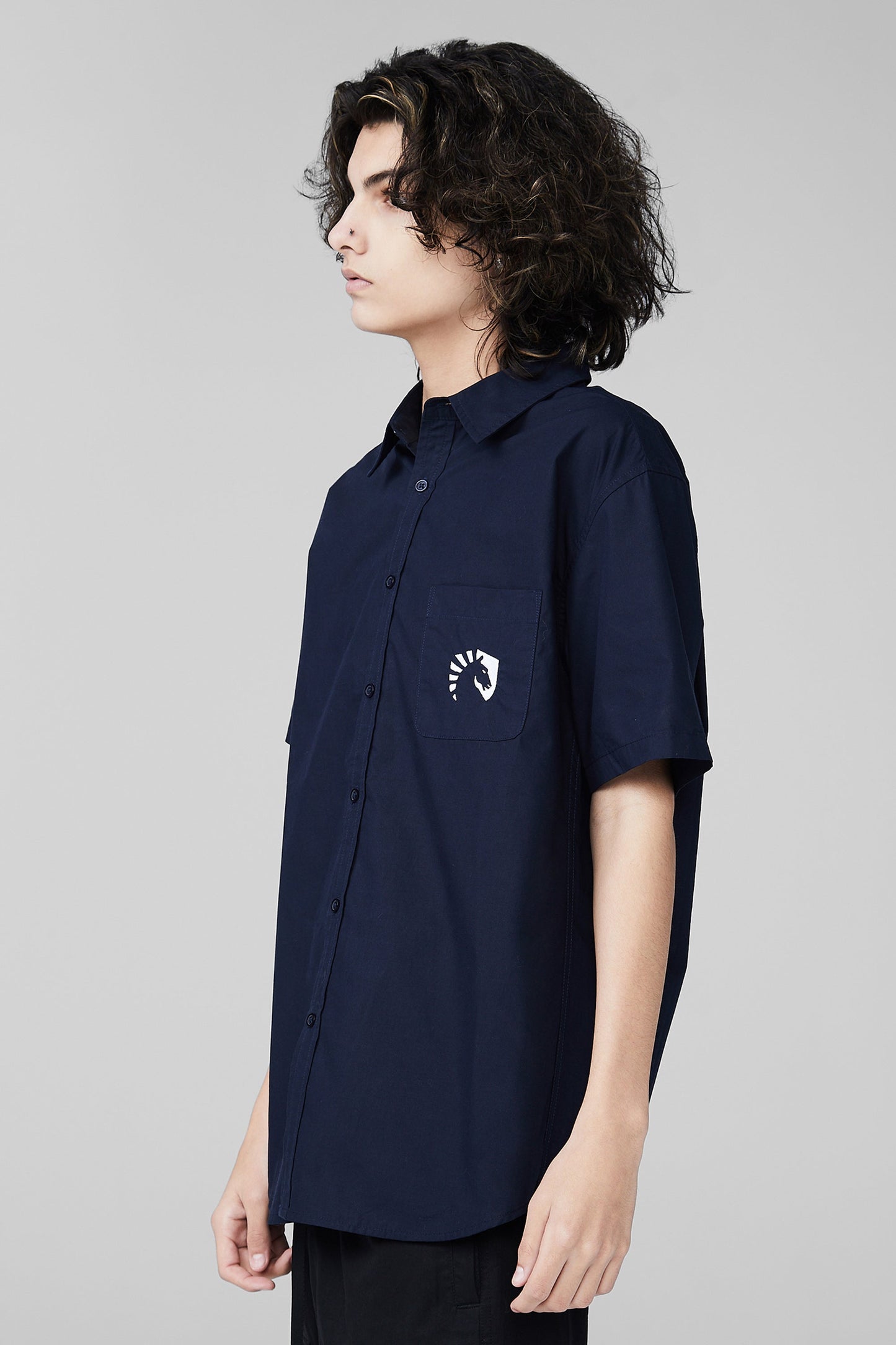 CREST SHORT SLEEVE BUTTON UP SHIRT
