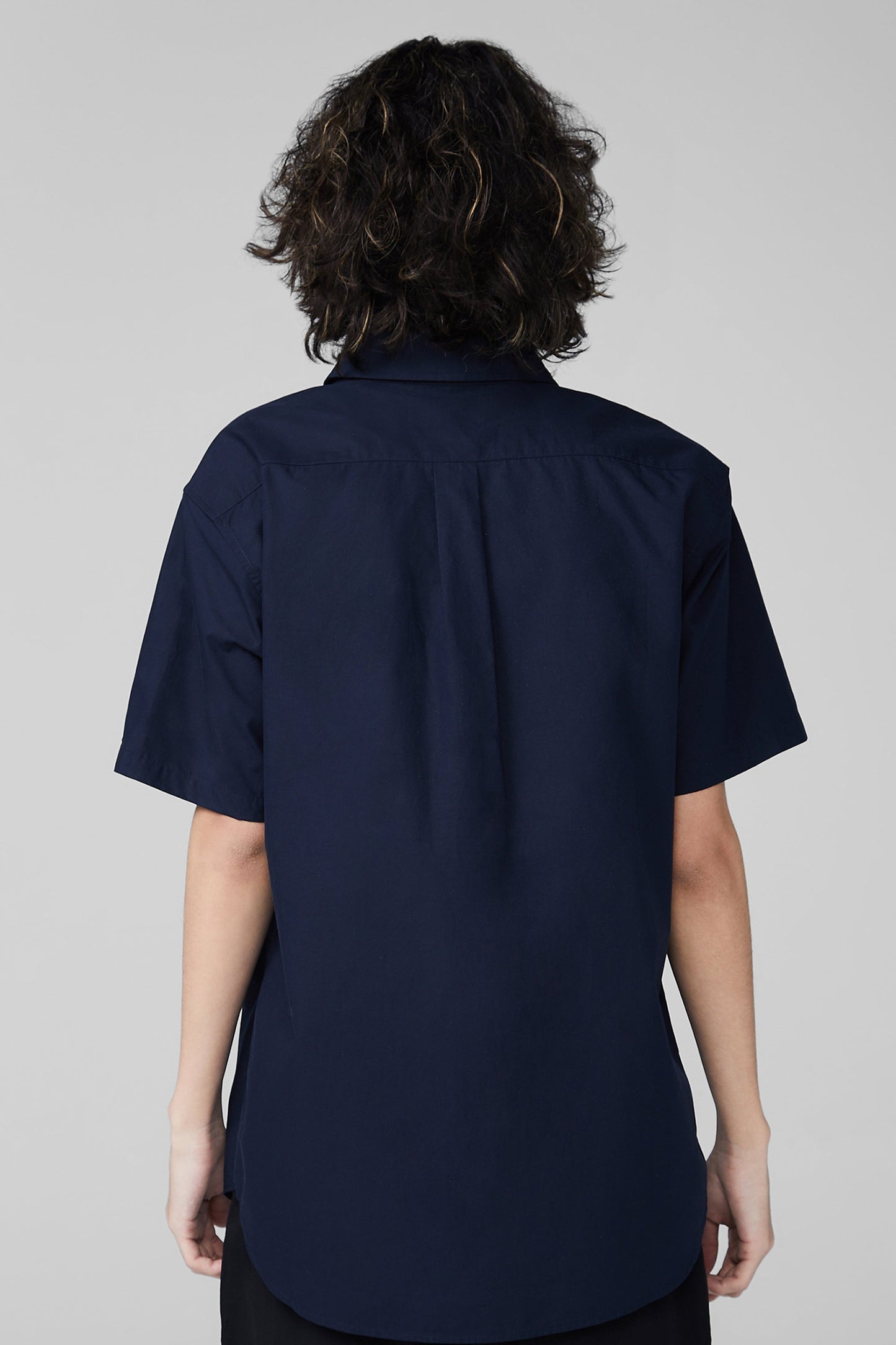 CREST SHORT SLEEVE BUTTON UP SHIRT